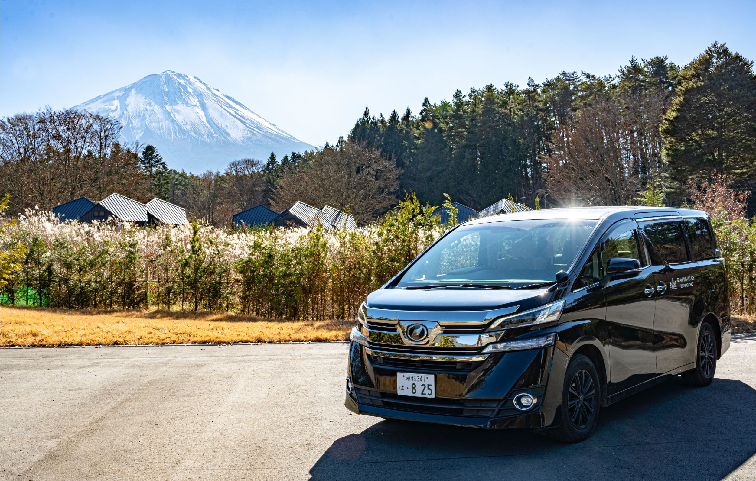 停在可望見富士山停車場的接送車