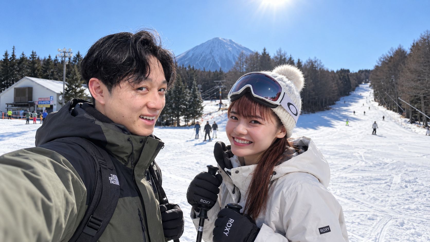 一起在雪道上滑行的情侶