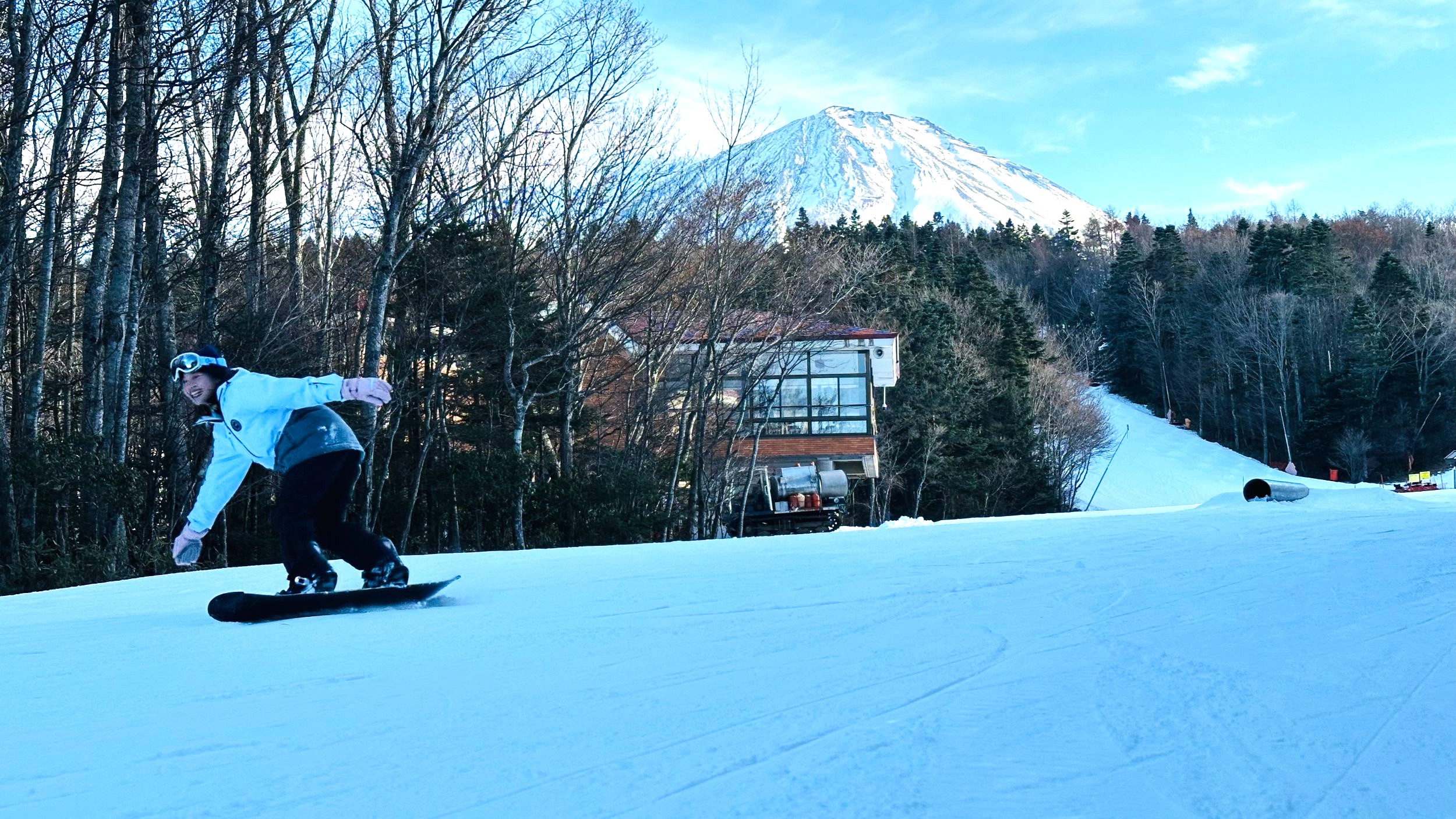 背對富士山滑下雪道