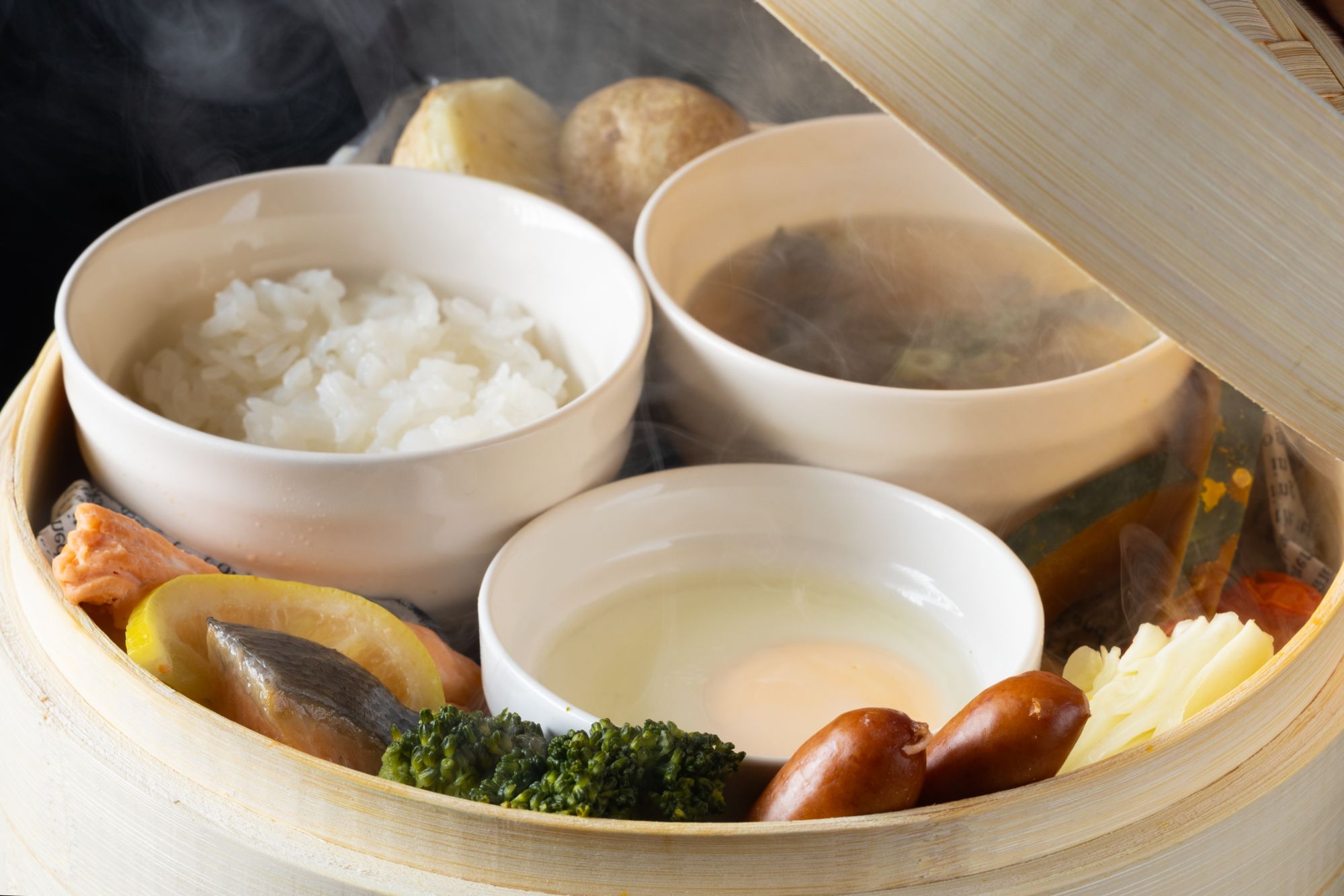 現煮白飯與湯品組成的早餐膳食