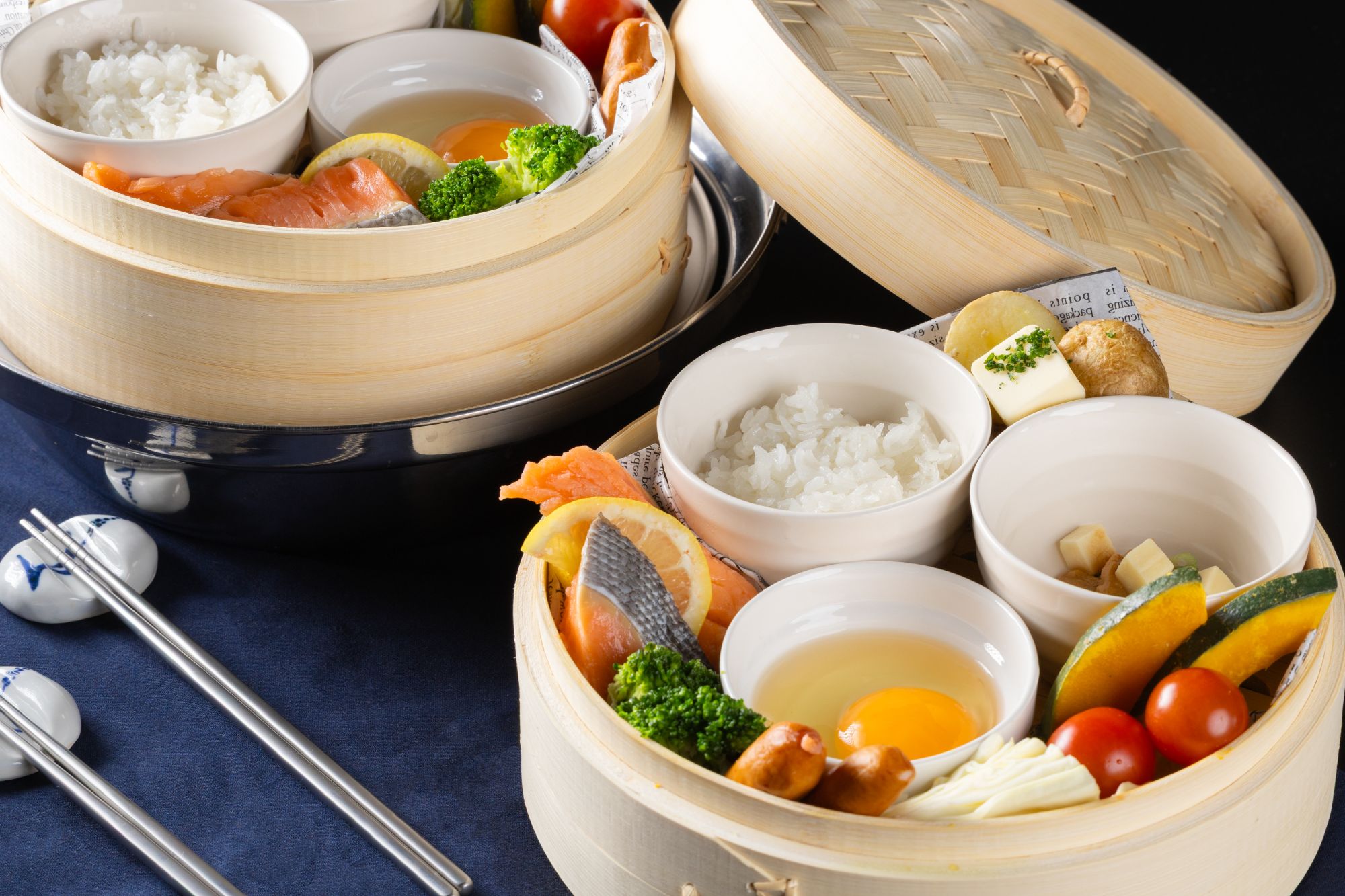 冒著熱氣的蒸籠與點心早餐